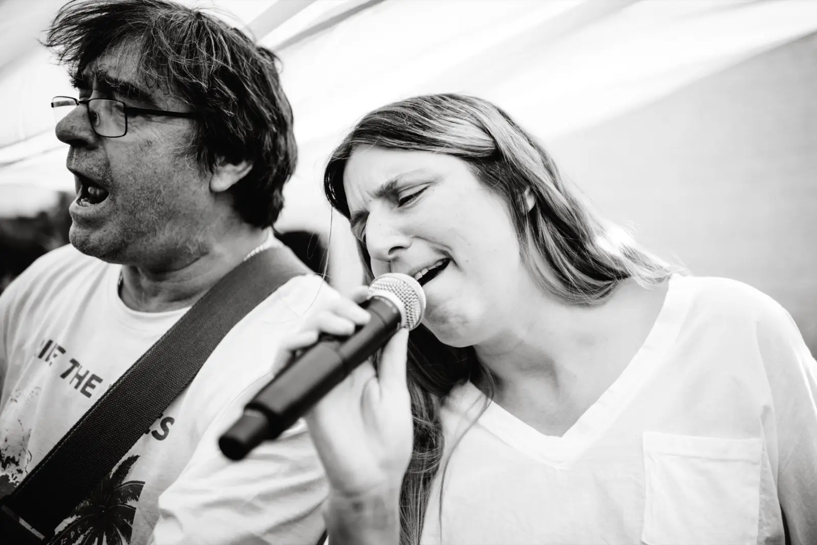Bernhard Röhrenbeck und Michy singen dicht nebeneinander in ein gemeinsames Mikrofon.