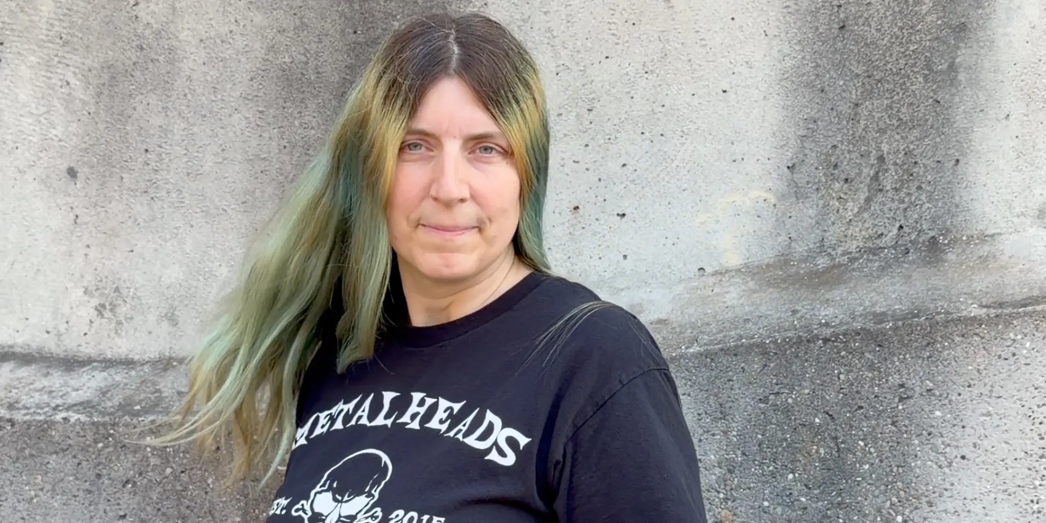 Michy, Lead-Sängerin von Ready N Rock, vor einer Betonwand